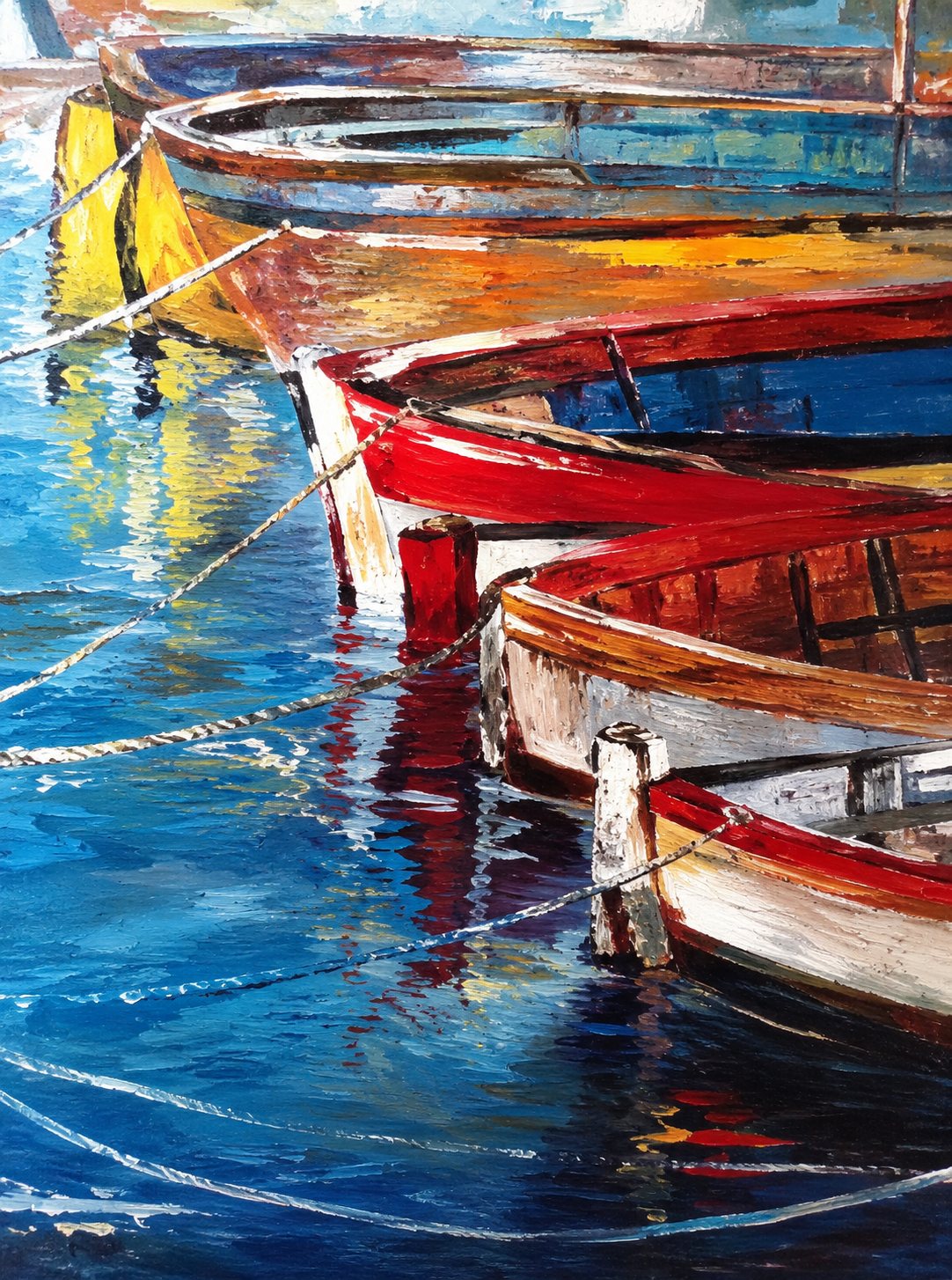 Peinture aux couleurs vives représentant des barques rouges et blanches amarrées sur une eau aux reflets bleus et orangés.